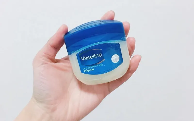 Bôi vaseline có trị thâm mụn không? [Giải đáp của bác sĩ da liễu]