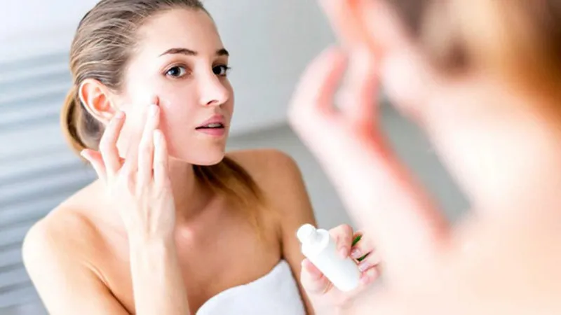 Nên bôi kem trị mụn trước hay sau serum? [Giải đáp từ bác sĩ da liễu]