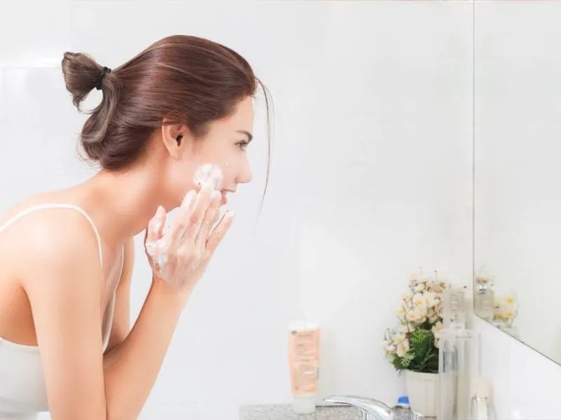 Nên skincare sau khi tắm hay trước khi đi ngủ để có một làn da đẹp