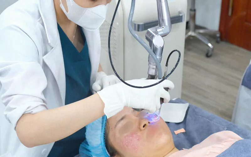 Thu nhỏ lỗ chân lông bằng laser có an toàn không, hiệu quả không?